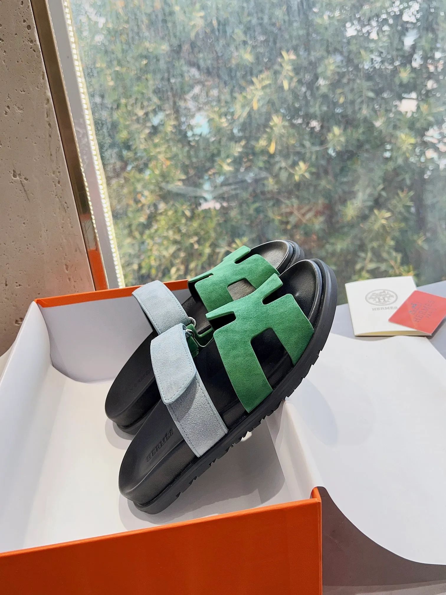👟👟Ex-factory price 440👟👟 Men's size +10 H family 2024 spring and summer new style HERMES Hermes' recently popular couple's shoes, pig nose angle sandals and slippers, paired with various colorful socks, extremely trendy. Upper lining: imported original material. Outsole: non-slip and wear-resistant outsole. Size: Female 35-42 (40/42 non-returnable and non-exchangeable) Men’s size: 39-45 (45 is non-refundable and non-exchangeable)
